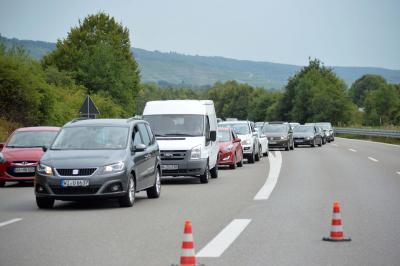 Fahrerin faehrt unter Gruenpflegefahrzeug auf der B14 und wird schwer eingeklemmt bei Waiblingen-Sued